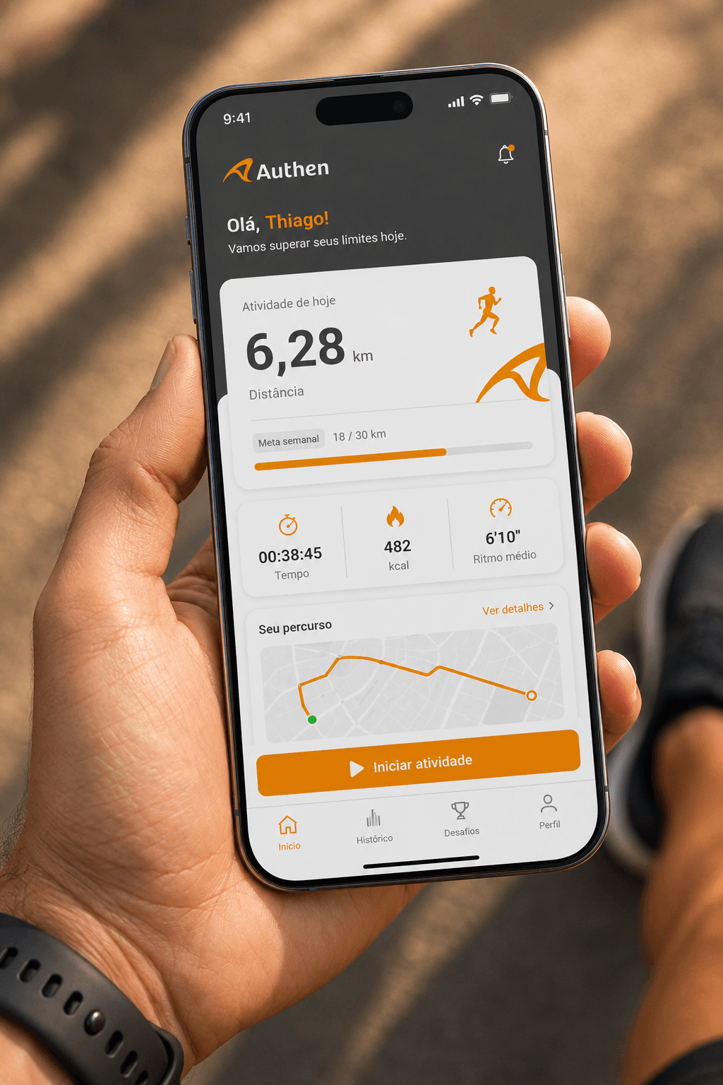 Mão segurando um celular com o aplicativo de corrida da Authen aberto
