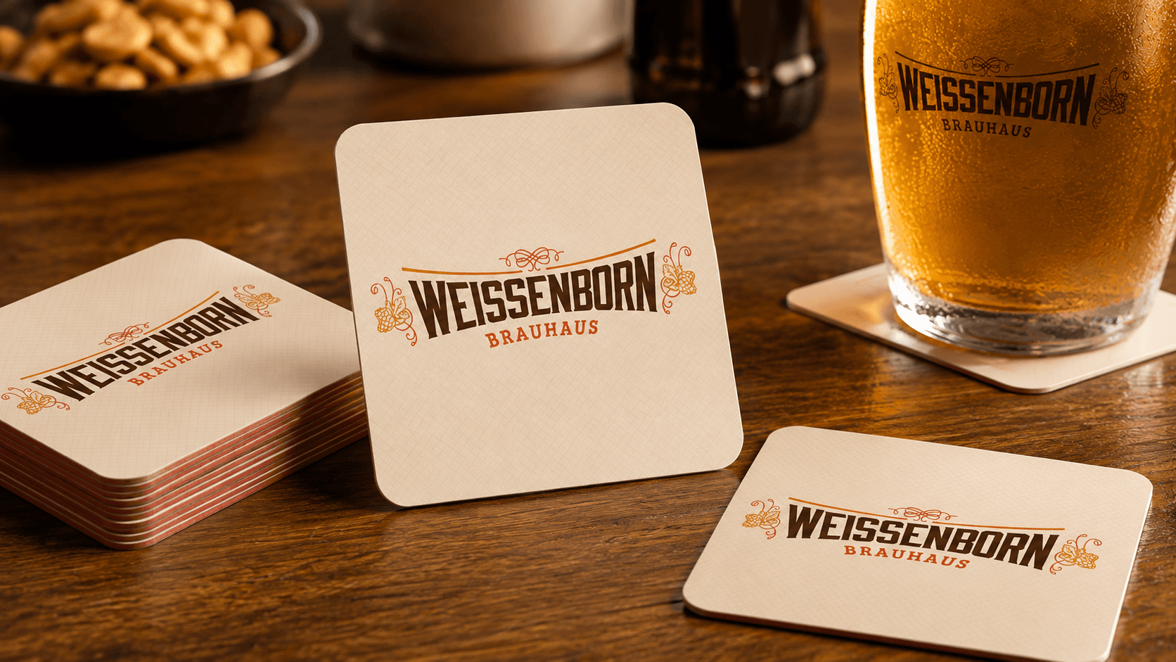 Porta-copos com o logotipo Weissenborn Brauhaus sobre uma mesa de madeira, ao lado de um copo de cerveja